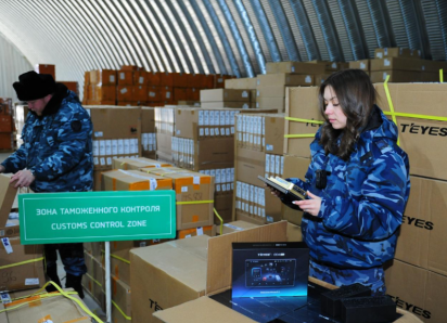 В Астраханской области задержали фуры, перевозившие технику под видом одежды