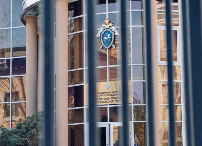 Ногой в грудь: в Астрахани в полицейской машине произошло нападение