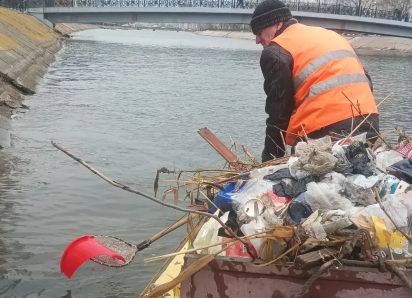 В Астрахани приводят в порядок акватории внутригородских каналов и мосты