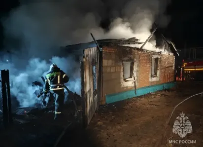 В Астраханской области на ночном пожаре погибли мать и двое детей