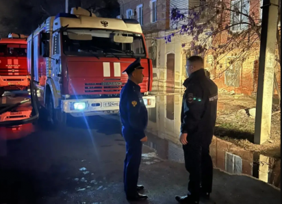 Ночью в Астрахани на пожаре погибли три человека: проводится проверка