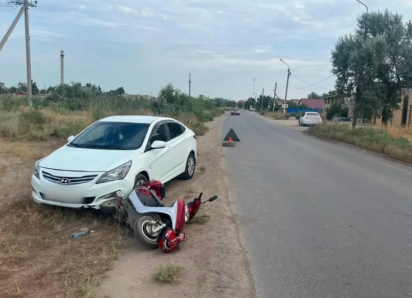 В Трусовском районе Астрахани столкнулись мопед и автомобиль: есть пострадавшая