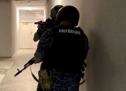 В астраханскую больницу пытался ворваться мужчина: не мог пережить расставания с друзьями 
