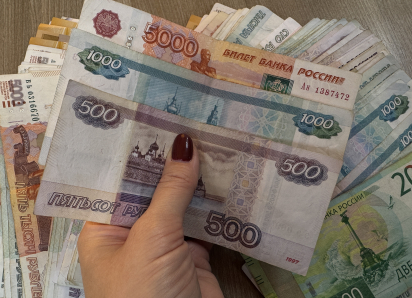 В Астрахани женщина отправила целую посылку денег