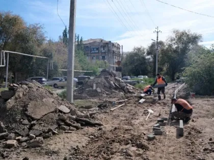 Астраханцам с нуля создают тротуар и дорогу на улице Немова