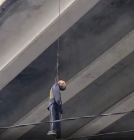 Творческий порыв: полиция задержала астраханцев, которые повесили на Новом мосту манекен