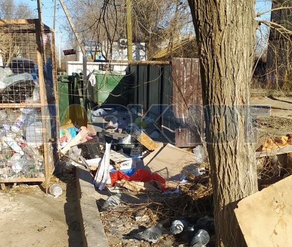 В Астрахани жители Зацаревья жалуются на растущие груды мусора