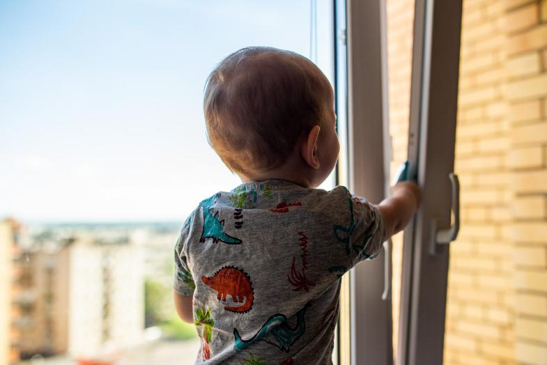 В Астрахани 3-летний малыш выпал из окна 9 этажа