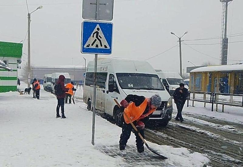 500 коммунальщиков чистят астраханские улицы от снега