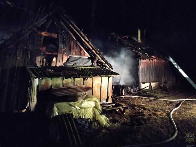 В Трусовском районе Астрахани неизвестный случайно поджёг дом и хозпостройку