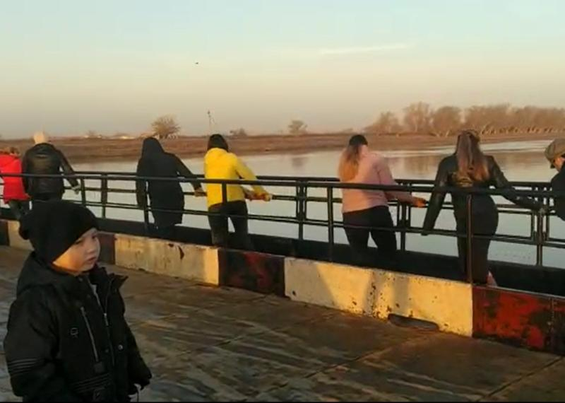 18 марта на некоторых переправах Володарского района Астраханской области встали паромы