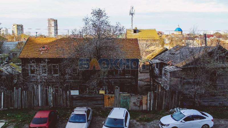 В Кировском районе Астрахани из заброшенных домов на жителей бросаются своры собак
