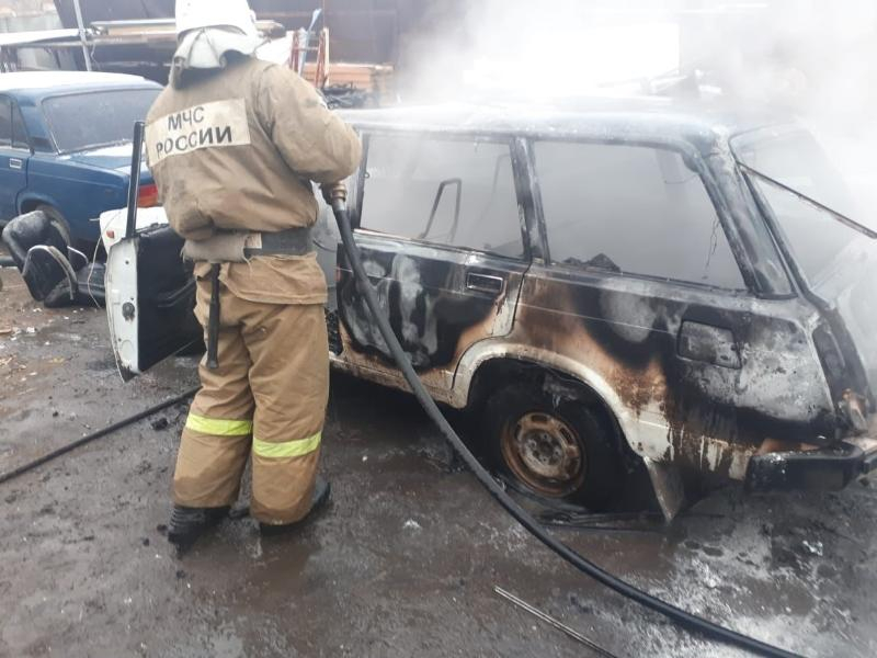 Сегодня утром в центре Астрахани подожгли два автомобиля