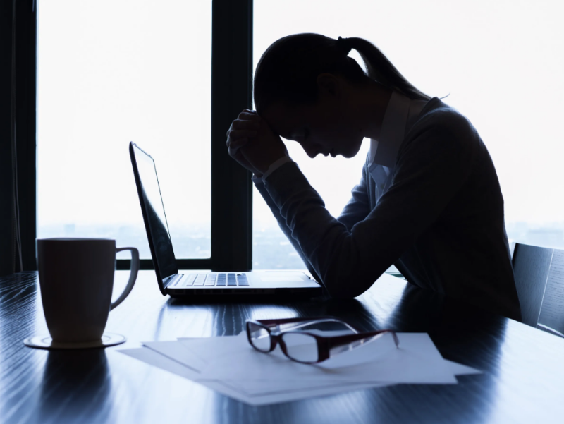Астраханцы назвали главные источники стресса и страха на работе