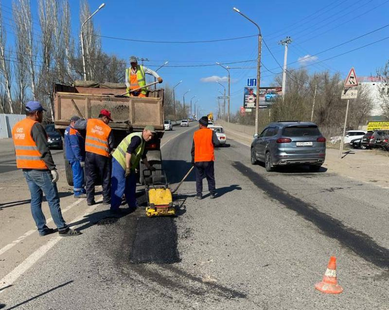 Дорожники заделали 127 квадратных метров ям в Астрахани