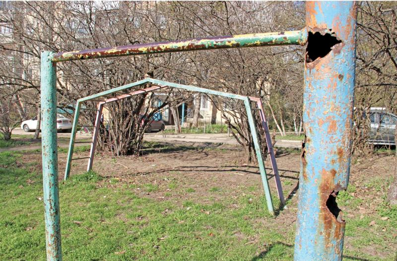 В Астраханской области отремонтированная спортплощадка пришла в негодность из-за простоя