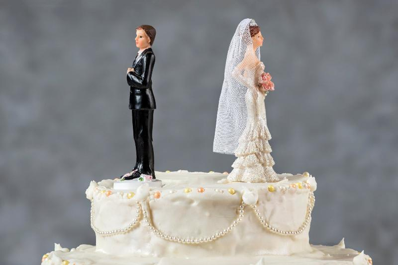 В Астраханской области число браков и разводов практически сравнялось