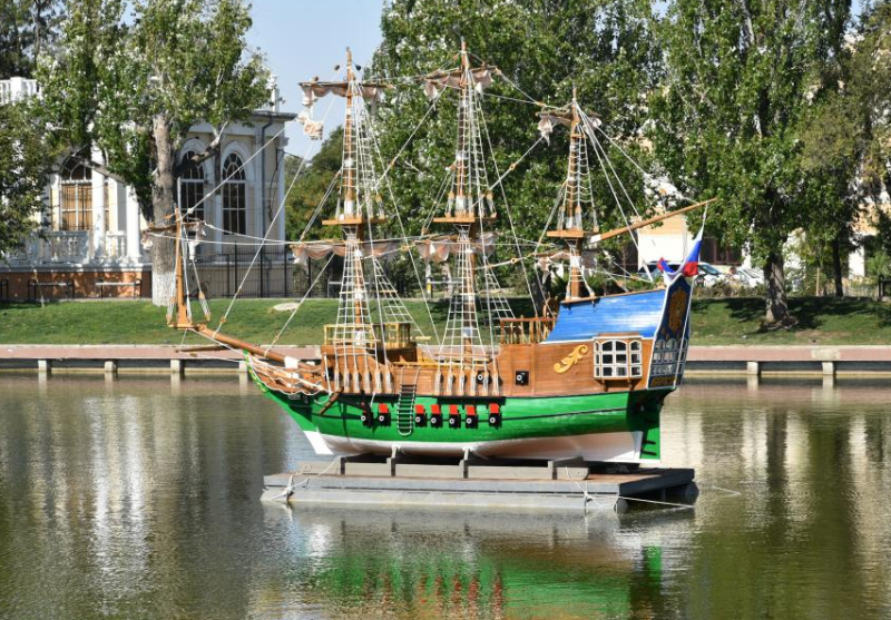 Исторический фрегат «Орел» пришвартовался в Варвациевском канале Астрахани