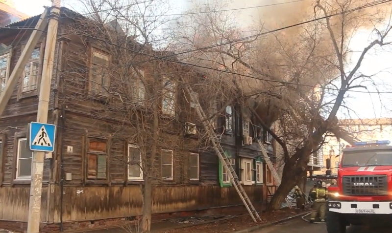 В Астрахани городская администрация оказывает помощь жильцам сгоревшего многоквартирного дома