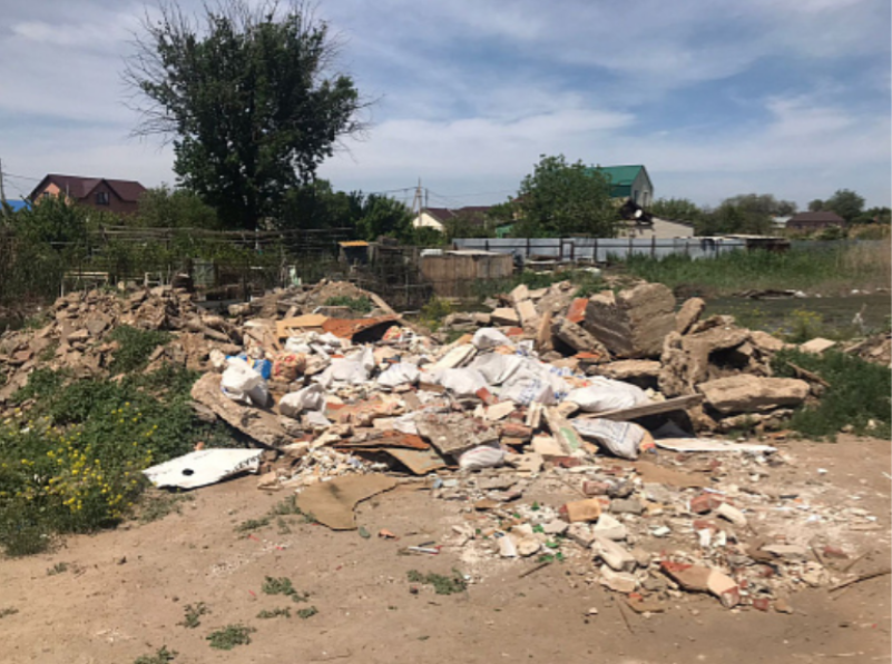 Астраханец сбросил около тонны строительного мусора в Кировском районе