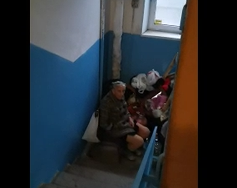 Пожилая астраханка, лишенная квартиры из-за долгов, пятый день живет в подъезде