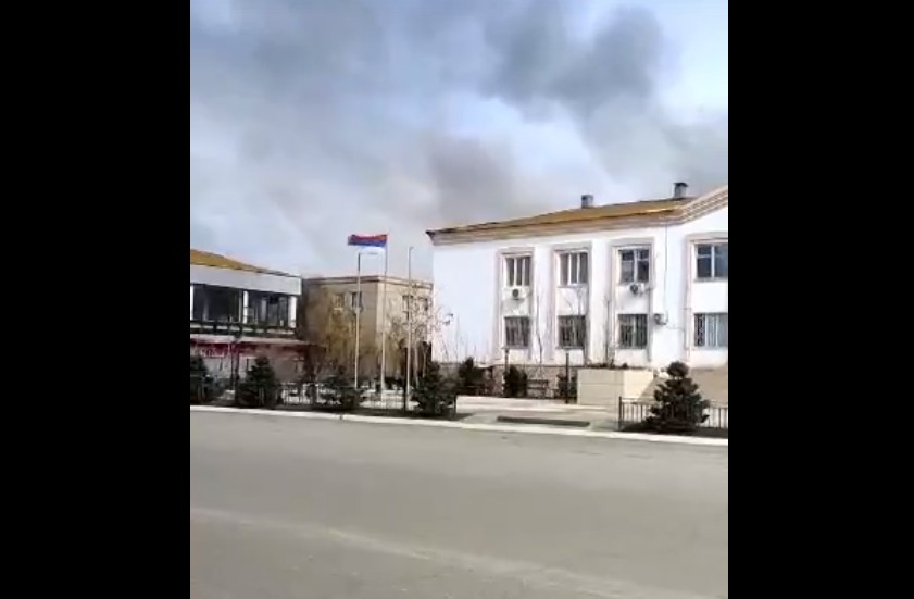 Астраханские чиновники не знают, кто повесил российский флаг на площади вверх ногами