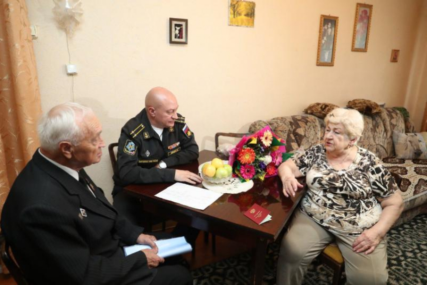 Астраханке вручили удостоверение к государственной награде её отца 