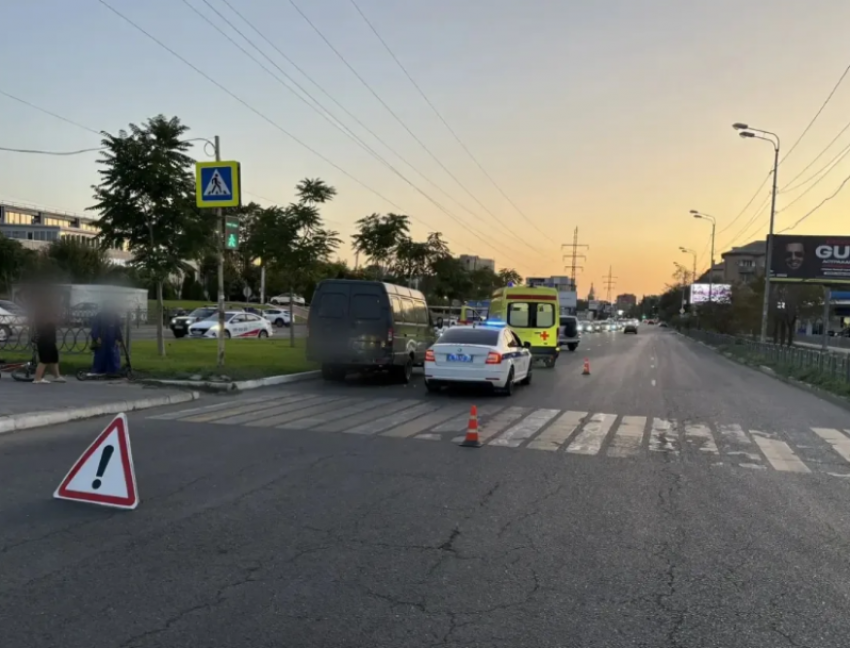 В Астрахани рядом с торговым центром грузовик сбил пенсионерку