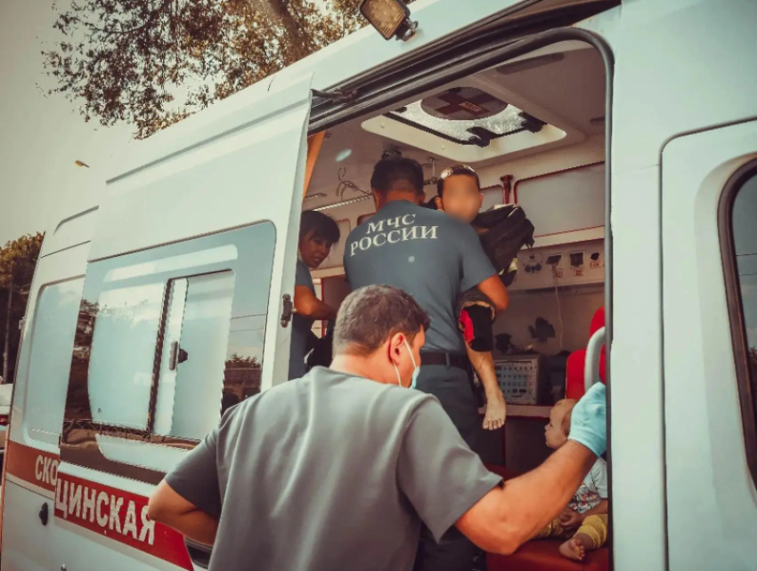 В Астрахани из горящего дома на улице Савушкина вызволяли детей и младенца