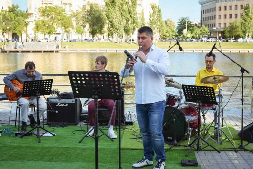 В Астрахани на Лебедином озере прозвучат «Шедевры классики» и «Летний Jazz»