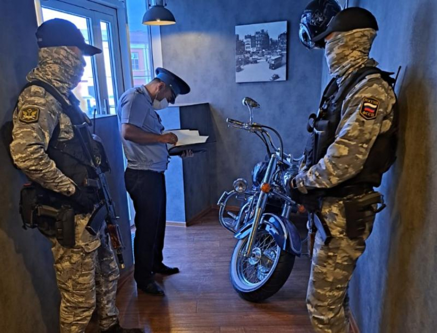 Астраханец прятал свой мотоцикл от судебных приставов в кальян-баре