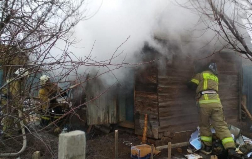В Астрахани из-за дымовой трубы сгорела баня