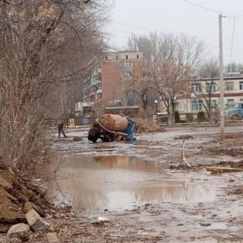 В Астрахани спецтехника приехала ликвидировать потоп и утонула в луже