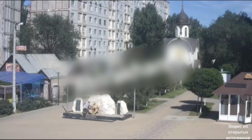 В Астрахани задержали пенсионера, который написал имя на мемориале