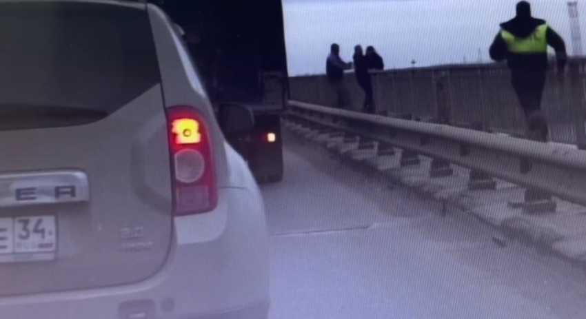 Астраханские полицейские спасли девушку, которая хотела спрыгнуть с моста