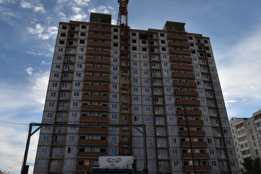 В Астрахани продолжается строительство дома для переселенцев