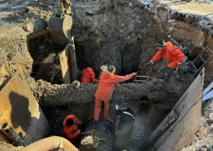 В Астрахани продолжают починку водопровода без отключения воды