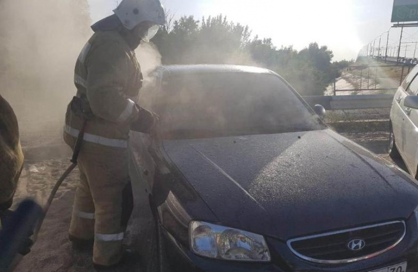 В Астрахани по неизвестным причинам сгорело два автомобиля