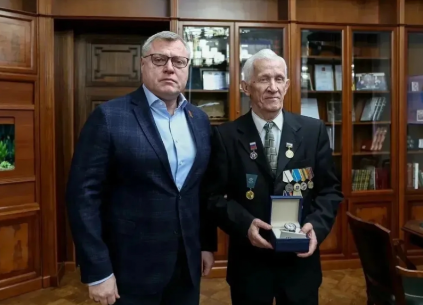 Игорь Бабушкин наградил Павла Старкова за ликвидацию аварии на Чернобыльской АЭС