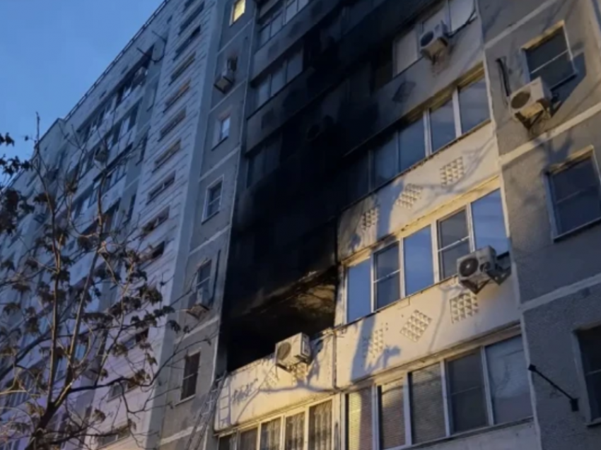 Ночью в Астрахани загорелась квартира в жилом доме: есть пострадавшая