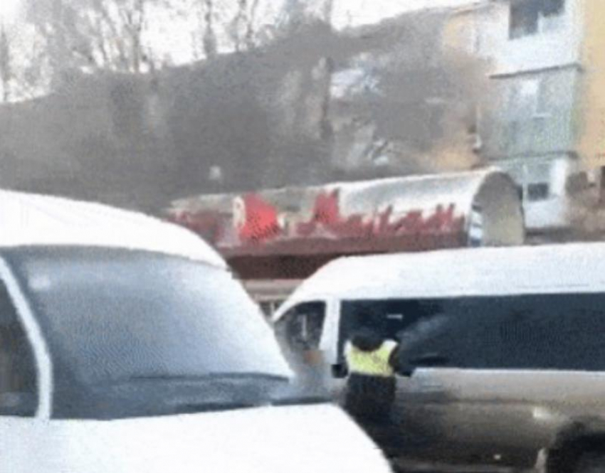 В Астрахани инспектор разбил стекло в маршрутке при попытке задержать водителя