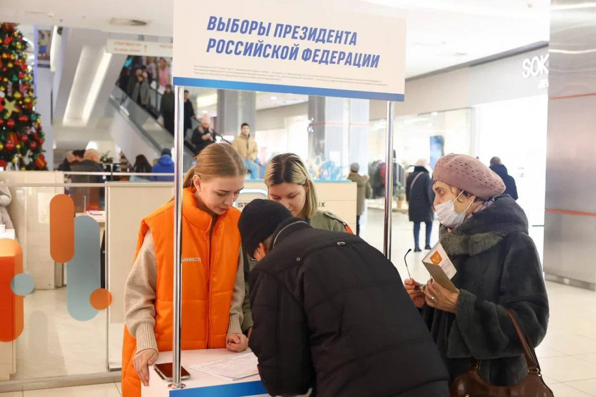 В Астраханской области начался сбор подписей в поддержку Владимира Путина 