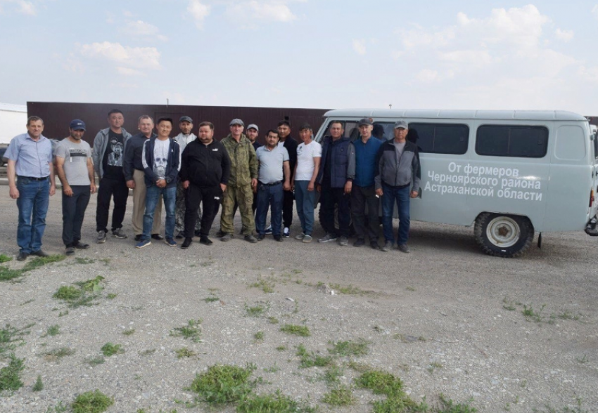 Астраханские фермеры подарили бойцам СВО «буханку» вместе с гумпомощью