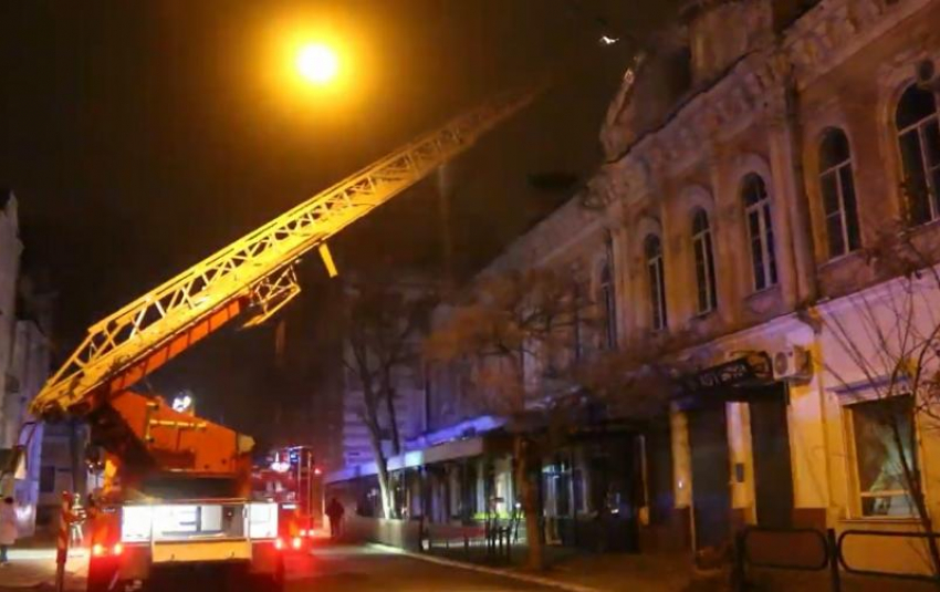 Ночью в Астрахани 2,5 часа горел архитектурный дом-памятник