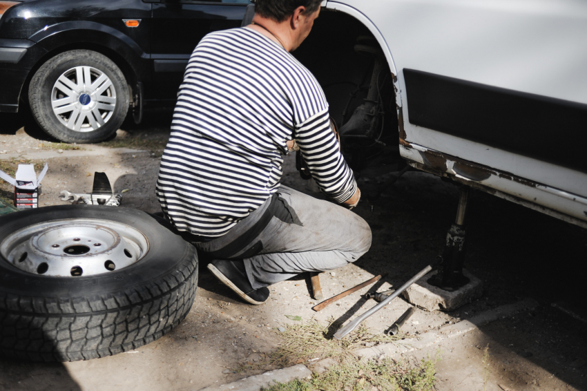 Астраханца насмерть придавило автомобилем