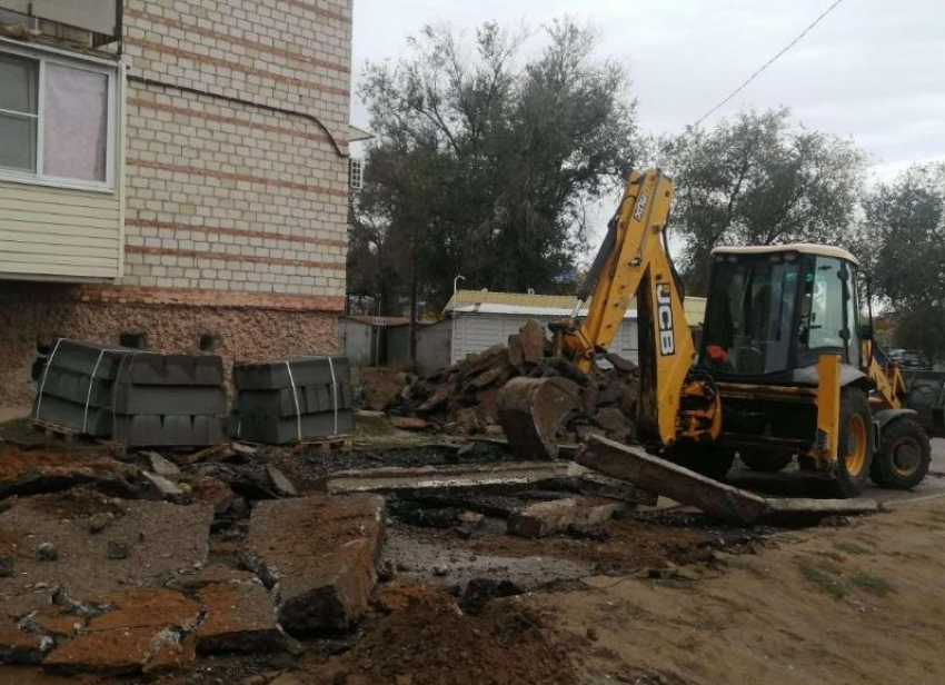 В Астрахани приступили к ремонту дворов на улицах Лепехинская и Тренева