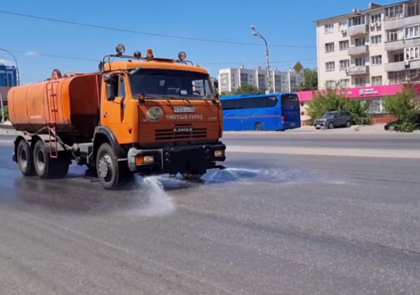Городская администрация защищает астраханские дороги искусственным охлаждением