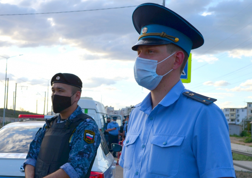 В Астрахани судебные приставы арестовали машину должника