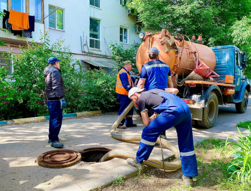 В Астрахани реконструируют сети канализации на трех проблемных улицах