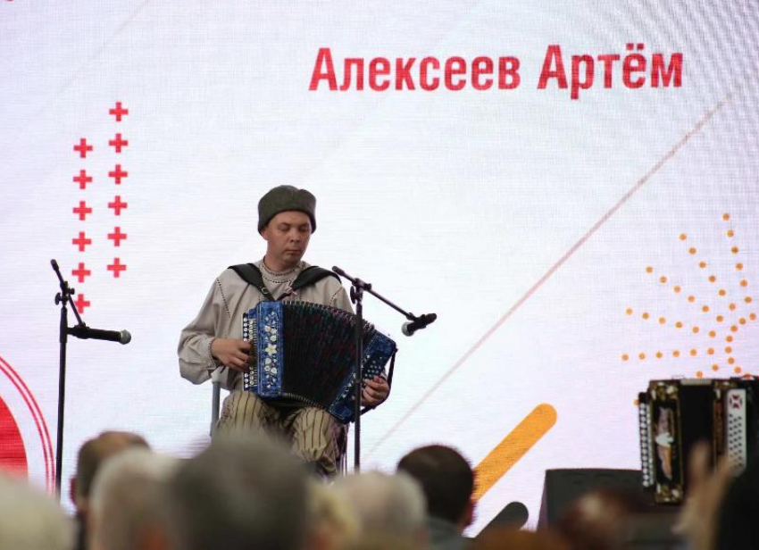 Астраханцу, победившему на конкурсе «Гармоньфест!», вручили тульскую гармонь